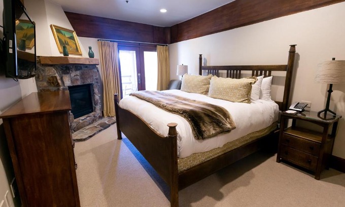 Deer Valley Hotel | Deluxe King Room with Fireplace Hotel Room