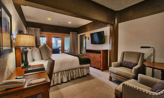 Deer Valley Apartamento | Deluxe King Room With Hot Tub Hotel Room by Redawning