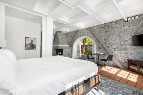 Santa Rosa Apartamento | Deluxe King Suite at the Historic Stonehouse Inn!