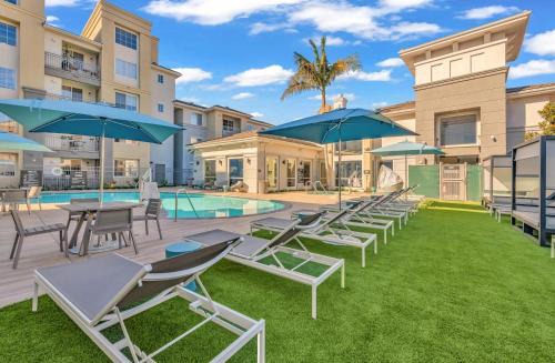 Marina del Rey Apartamento | Deluxe Living in Marina Del Rey - Pool, Hot Tub, Gym