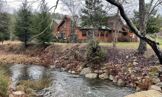 Tellico Plains Cabina | Deluxe log cabin! Pet and motorcycle friendly - enjoy nature with family and friends! 3 Bedroom Cabin by RedAwning