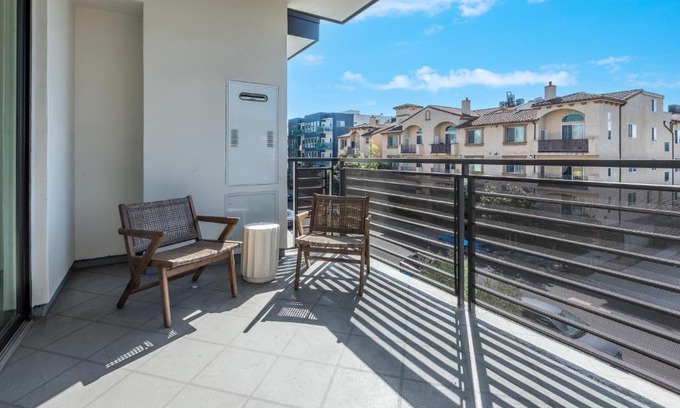 Larchmont Apartamento | Deluxe Modern 2-bedroom Condo with Roof Deck!