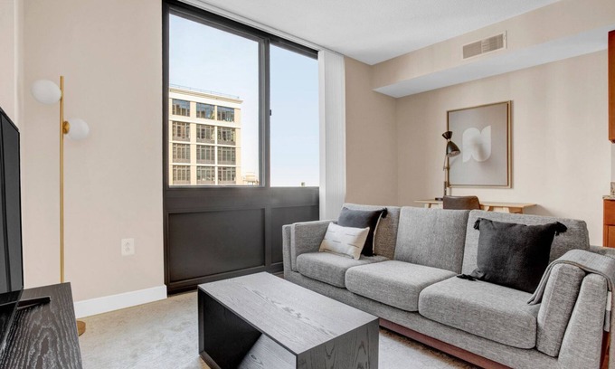 Mount Vernon Triangle Apartamento | Deluxe Mount Vernon 1BR w/ W/D, Gym & Pool, near Chinatown, by Blueground