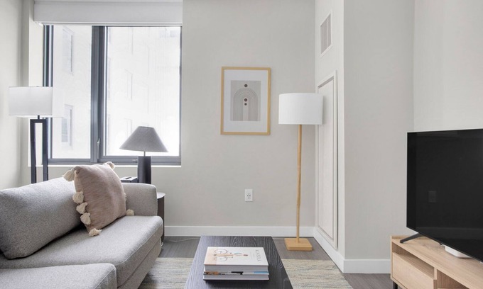 West End Apartamento | Deluxe North Station Studio w/ W/D & Gym, near TD Garden, by Blueground