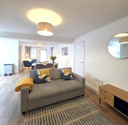 Ely Apartamento | Deluxe One Bed Flat at Dawe Luxury Suites - An Entire Apartment near Ely Cathedral & Train Station - Ideal Gateway to Explore Ely, Cambridge, Norfolk & London - Sleeps up to 4