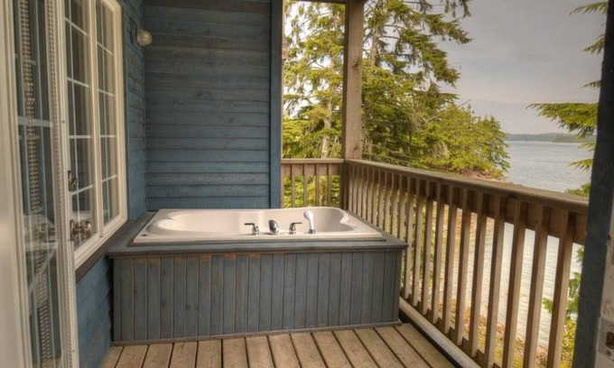 Ucluelet Condominio | DELUXE ONE BEDROOM KING SUITE + OUTDOOR SOAKER TUB ON PATIO