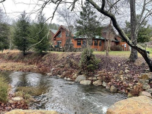 Tellico Plains Casa | Deluxe Parkland Cabin - Pet and Motorcycle Friendly Home
