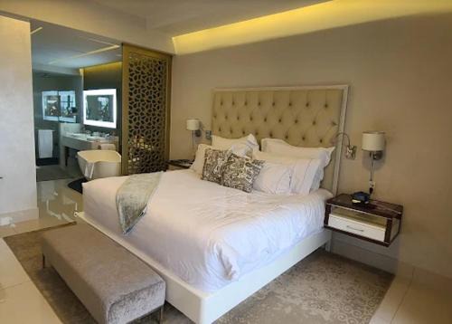 Cabo San Lucas Hotel | Deluxe Room at Garza Blanca Los Cabos