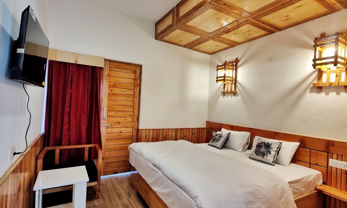 Theog Cama Y Desayuno | Deluxe Room | w/ King Size bed View, Balcony, Bonfire, Food, Mountain Vie