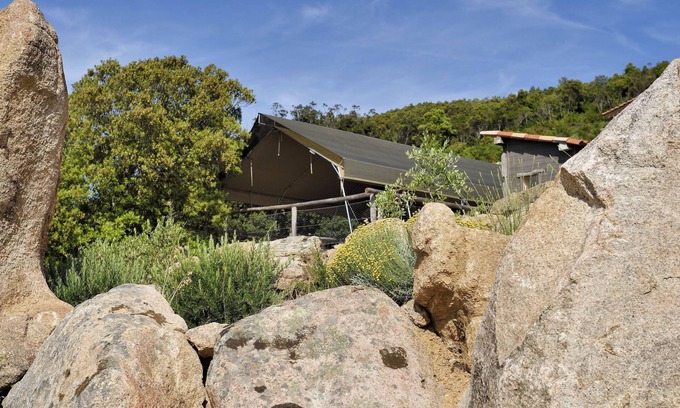 Pietrosella Cabaña | Ecolodge y piscina rodeada de naturaleza.