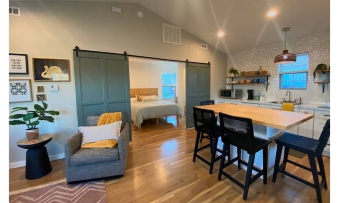 Joplin Casa | Deluxe Studio w/great location! Sleek & stylish!