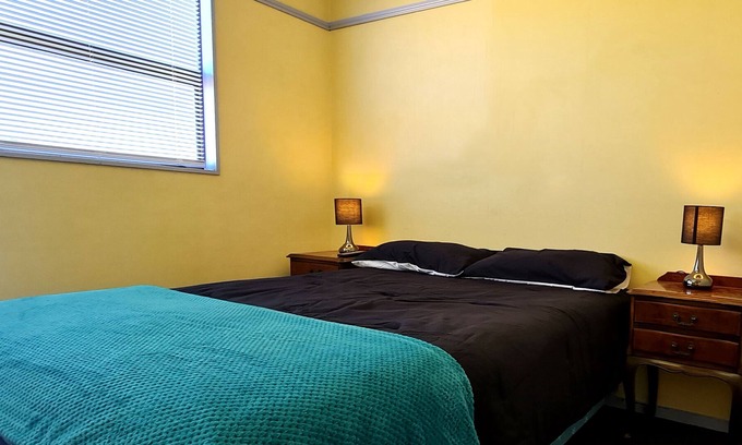Orepuki Casa | Deluxe Suite with Netflix & Spa Right Next To The Hump Ridge Track
