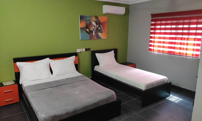 Lome Casa | Camas individuales de lujo en Royal Blue Guest House y Bar Lome