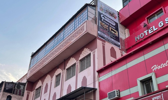 Chandauli Cama Y Desayuno | Deluxe Twin Double Bedroom with Private Ganga View Balcony.