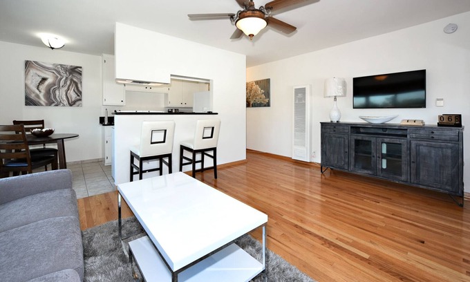 Mar Vista Apartamento | Deluxe Upper unit in Mar Vista close to Beach