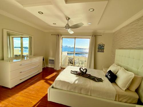 North Bay Village Apartamento | Deluxe waterfront one bedroom apartment with Miami Skyline view, free parking 5 mins drive to Miami Beach