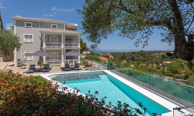 Alonia Apartamento | Demargia Villa A - Apartamento en zona tranquila con piscina comunitaria apta para 6