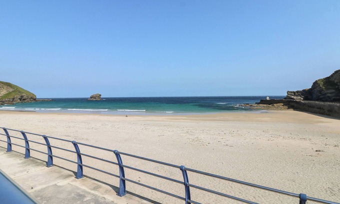 Carnbrea Cabaña | DEMELZAS RETREAT, country holiday cottage, with pool in Redruth