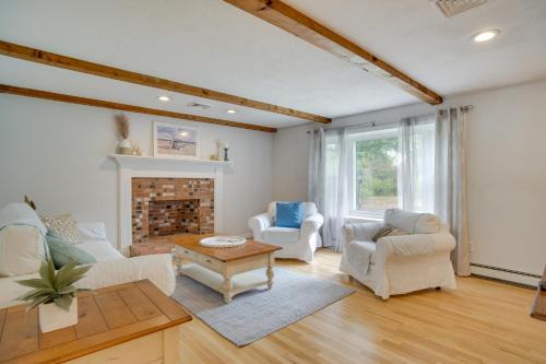 South Dennis Casa | Dennis Retreat 4 Mi to Mayflower Beach!