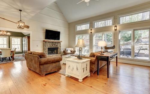 Big Canoe Casa | Dennys Caribou Lodge -Dog Friendly Stone Fireplace King Suites