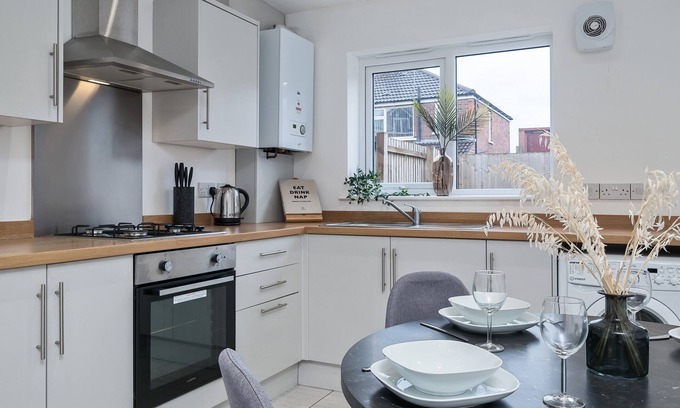 Failsworth Casa | Denton House | by Truestays ® Serviced Accommodation