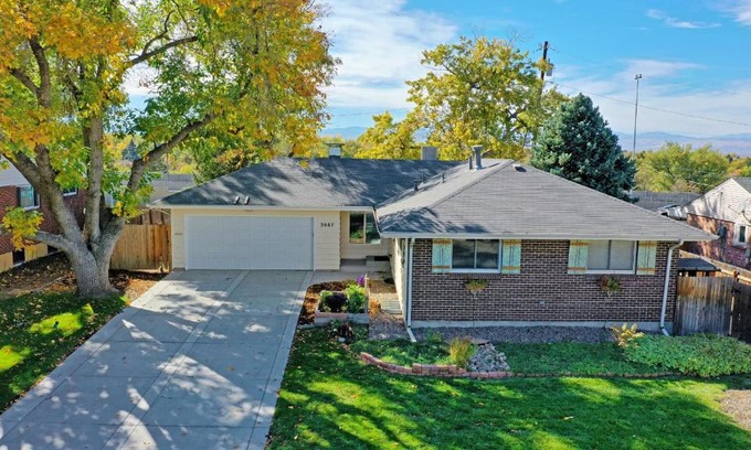 Southeast Casa | Denver 3 King Beds, Upper Unit, with a Treehouse!