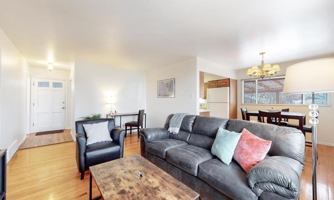Southeast Casa | Denver 5 King Bed, huge house with 2 kitchens yard
