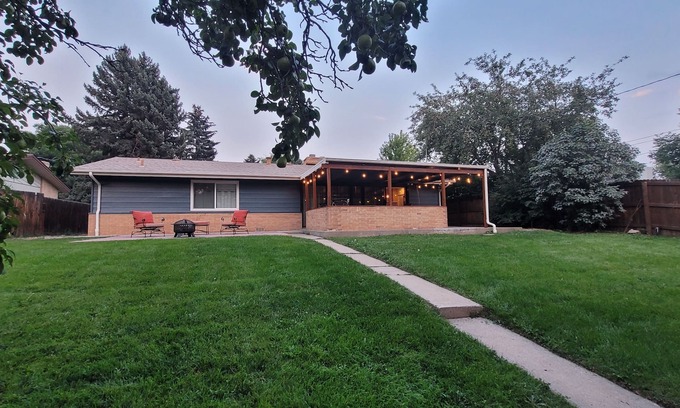 Southeast Casa | ♡Denver-Central: Cozy Bungalow w/ wood-burning fireplace, open kitchen & yard