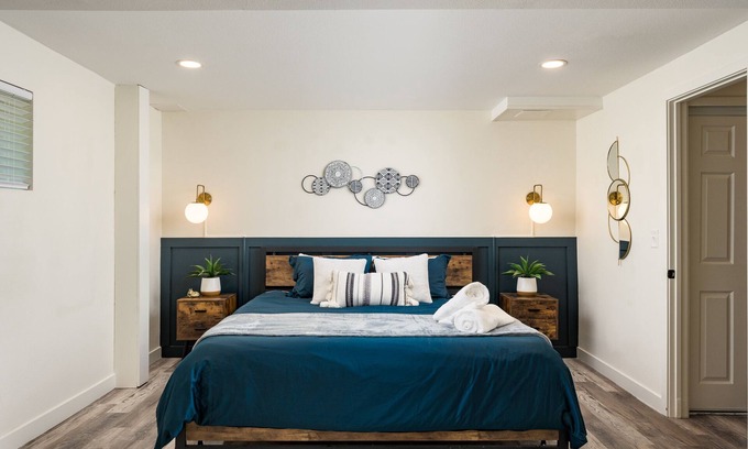 Berkley Casa | Denver Emerald - 1 BR w/ King Bed / 1 full Bath / Sleeps 2 [Close to Downtown]