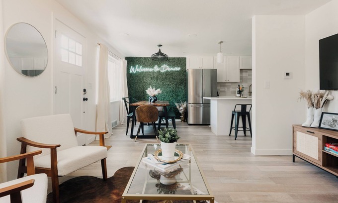 Barths Casa | Denver Getaway Western Retreat Newly Renovated Close to DT, I70 & Red Rocks!