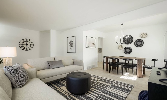 Northwest Arvada Casa | DenverStays: 5BR Stylish and Modern Home w/Garage, great for pets and families!