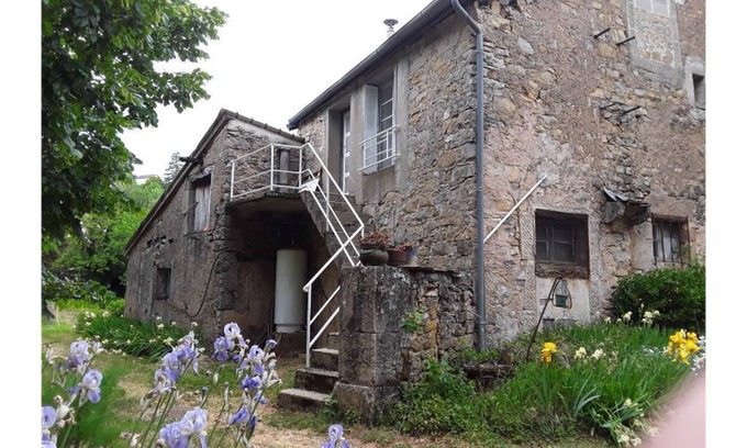 Lanuejols Otro | Dependent building of an old farmhouse in the center of the village.