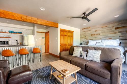 Historic District Apartamento | Der Steiermark 108 - Cozy King Studio Off Main St & Peak 9 with AC, Balcony, Shared Hot Tub & Free Parking