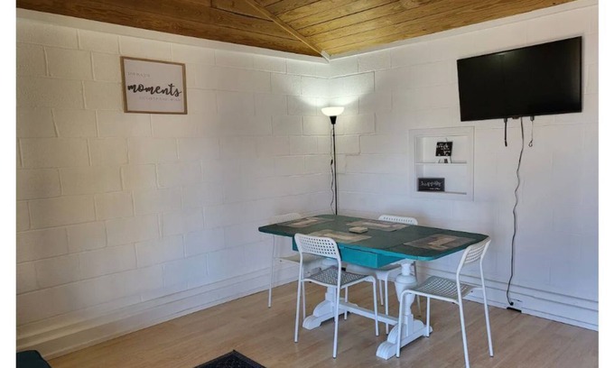 Laguna Park Apartamento | Derekville #3 - Private Unit - Gated Pool