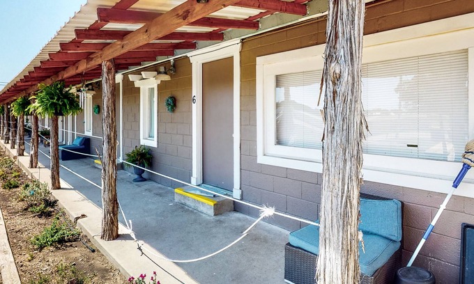 Laguna Park Casa | Derekville #6 | Condo in Clifton