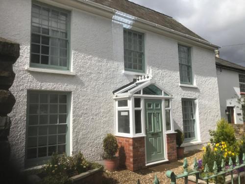 Llantilio Pertholey Casa | Deri-Down Guest House
