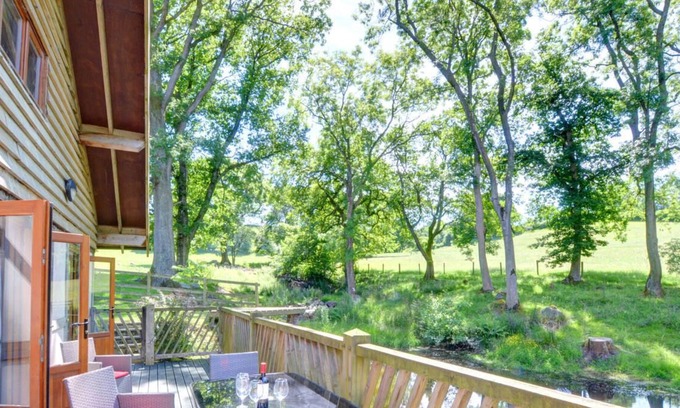 Trefeglwys Chalet De Esquí | Con vistas al estanque y con ventanas francesas de los dos dormitorios y la sala de estar, este encantador l