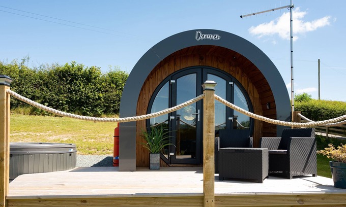Welshpool Cabina | Derwen - a glamping pod with hot tub
