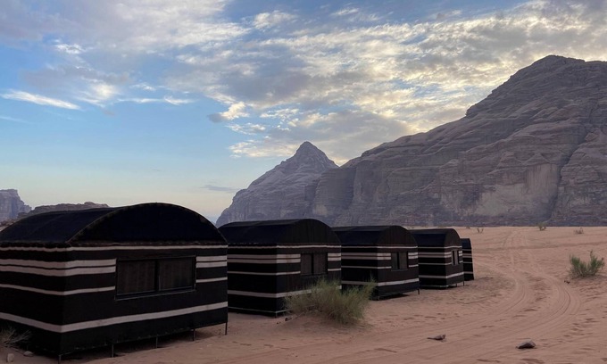 Aqaba Alquiler De RV | Desert camp and retreat center with staff and cook in Wadi Rum, Jordan
