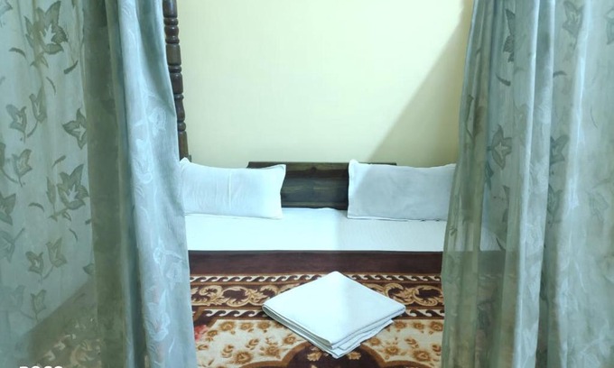 Amar Sagar Pol Hotel | Desert Holiday And Camp