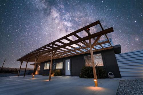 Landers Casa | Desert Oasis - Firepit, Stargazing, Kitchen Essentials, 5 Acres, & Joshua Trees - Sleeps 6 Comfortably, 7 with Sofa, 8 Maximum