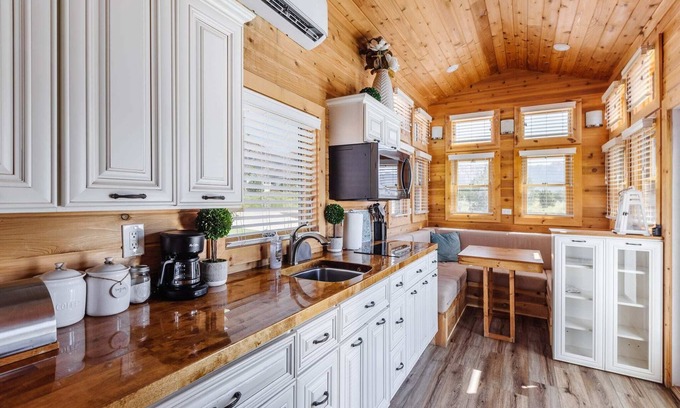 Apple Valley Apartamento | Desert Oasis Home with large deck and Hot Tub