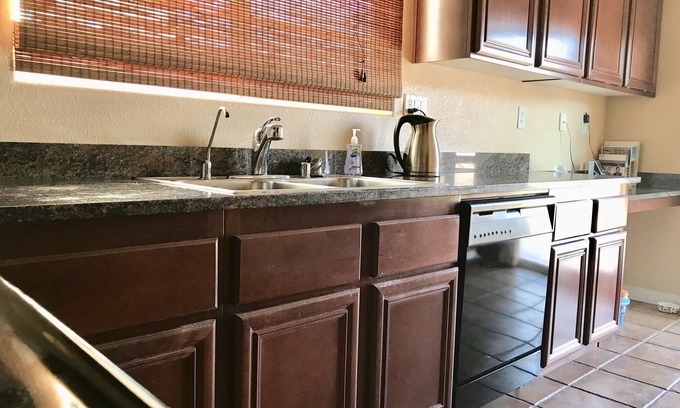 North Las Vegas Casa | Atractiva casa tranquila con piscina
