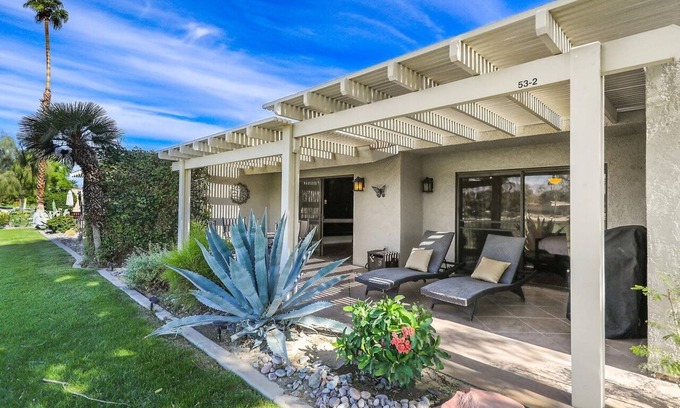 Palm Desert Condominio | Desert Paradise Retreat Awaits on Golf Course with Sunset & Mountain Views