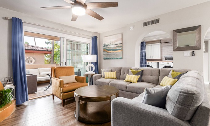 North Mountain Condominio | Desert retreat, 3 pools, free parking, PAC MAN, Sleeps 8, Pickleball, Internet