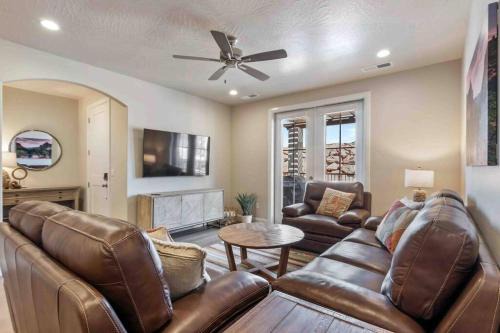 Washington Casa | Desert Retreat with Fire Pit, Pool, and Hot tub