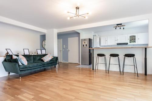 Petit Nanterre Apartamento | Design 3 bedrooms appartment, near Champs Elysees