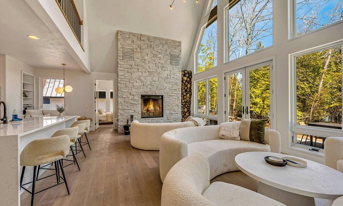Sturgeon Bay Casa | Design-Forward Lakefront Home With Private Shoreline