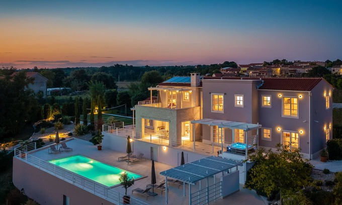 Rezanci Villa | Design Villa Aqua ***** con piscina de 48m², cancha de golf, gimnasio y casa de spa