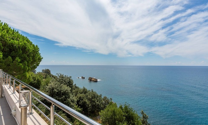 Ulcinj Villa | Design villa for 7, phenomenal seaview in a peaceful cul de sac in Montenegro